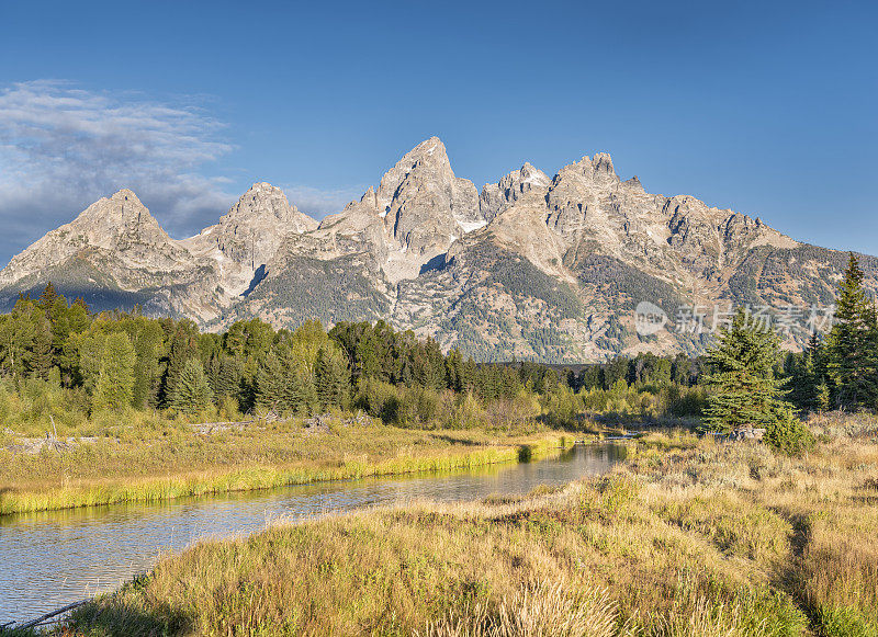 大提顿国家公园的山峰在Schwabacher's Landing，怀俄明州，美国